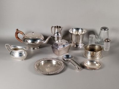 de nombreux objets en argent de toutes sortes, disposés ensemble sur la table