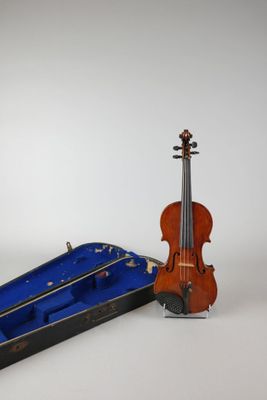 un violon et un étui à violon sur une surface blanche