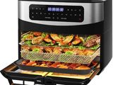 un gros plan d'une friteuse à air chaud contenant des aliments