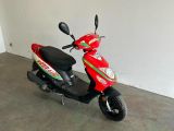 un scooter garé dans un garage