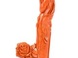 une statue orange représentant une femme tenant un pot de fleurs, posée sur un socle noir