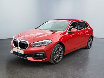 une BMW M125i Sports Wagon rouge garée dans un showroom
