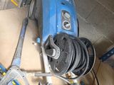 une machine bleue posée sur une table