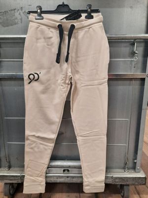 un gros plan sur un pantalon suspendu à un portant