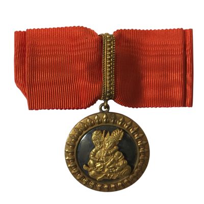 une image représentant une médaille entourée d'un ruban rouge