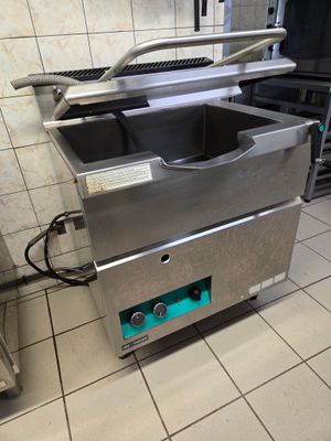 une image d'une friteuse commerciale dans une cuisine commerciale