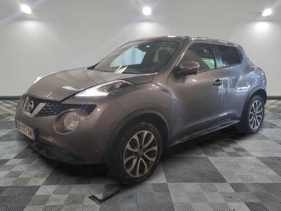La Nissan Juke est garée dans le garage, sur un sol à damier.