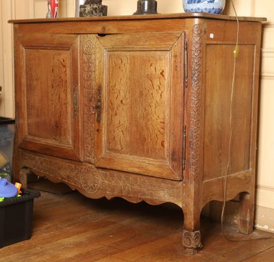 une armoire en bois sur laquelle est posé un vase bleu et blanc