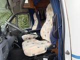 deux sièges à l'arrière d'une camionnette équipée de rideaux bleus