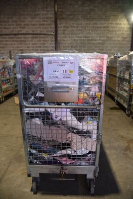 un caddie rempli d'articles dans un magasin