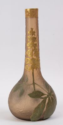 un vase en verre orné d'une fleur, posé sur une table