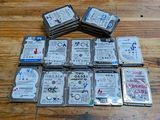 une pile de disques durs posée sur un plancher en bois