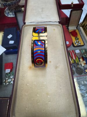 FREEEWILLE, Bracelet manchette en métal doré et émail à déco…