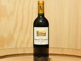 une bouteille de vin posée sur un tonneau