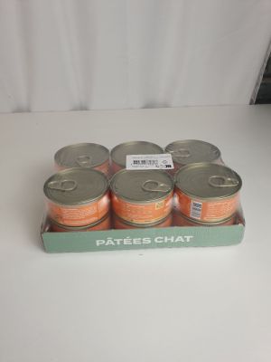 six bobines de fil orange dans une boîte posée sur une surface blanche