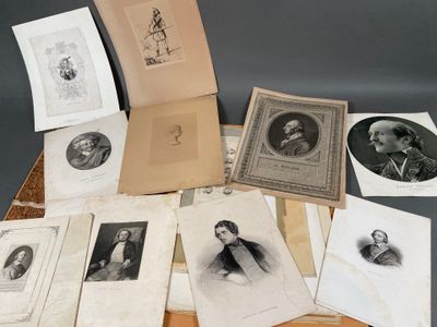 plusieurs vieilles photos en noir et blanc représentant des femmes et des hommes, posées sur une table