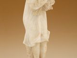 statue en marbre représentant une jeune fille tenant un panier de fleurs