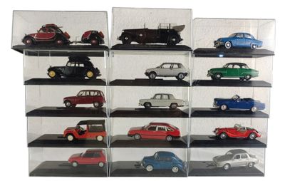 de nombreuses voitures exposées dans une vitrine