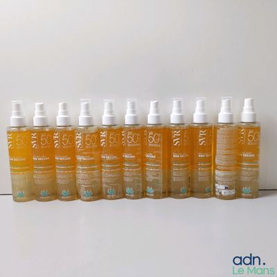 six flacons de crème solaire posés sur une table