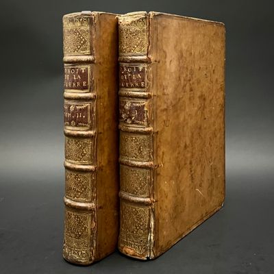 une vieille paire de livres posés l'un sur l'autre sur une table