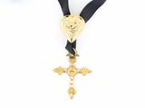 Collier composé d'une croix plaquée or et d'un ruban noir, orné d'un pendentif en forme de cœur
