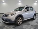 une photo d'une dacia argentée garée dans une pièce
