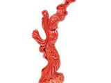 une statue orange représentant une femme tenant une fleur à la main