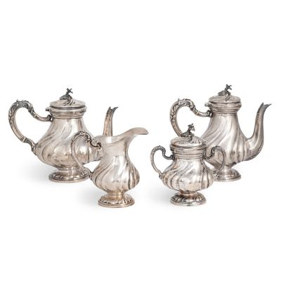 deux théières en argent et une cafetière sur fond blanc