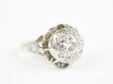 gros plan d'une bague en diamant sur une surface blanche