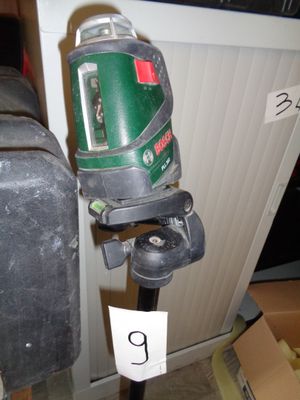 une photo d'une machine verte et noire sur laquelle est apposée une étiquette de prix