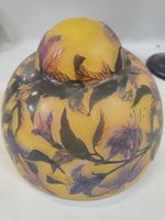Une grande lampe de table en verre multicouche à fond jaune … (photo 4)