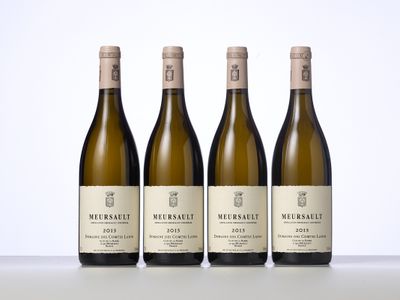 trois bouteilles de vin posées sur une table