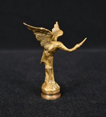 une figurine en or représentant un ange sur fond noir
