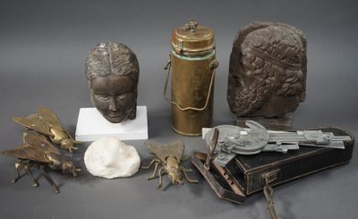 un grand nombre d'objets posés sur une table