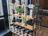 une étagère sur laquelle sont disposées de nombreuses bouteilles et plantes