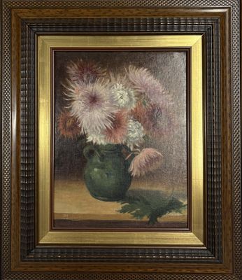 tableau représentant des fleurs dans un vase vert posé sur une table