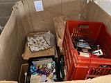 une boîte en carton contenant de nombreux objets