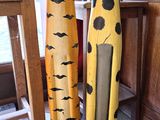 deux chats en bois posés sur une table