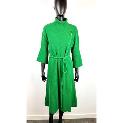 robe en maille verte avec une étoile dorée sur le col et les poignets