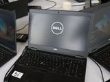 trois ordinateurs portables posés sur une table