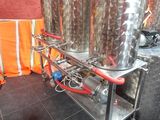 trois cuves en acier inoxydable posées sur un chariot dans une pièce