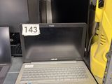 un ordinateur portable posé sur une étagère dans un magasin