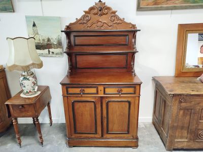 une armoire en bois surmontée d'un miroir