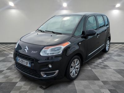 la citrole noire est garée sur un carrelage en damier