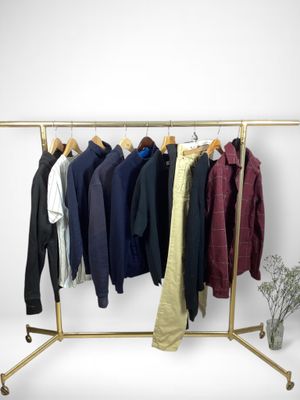 un portant sur lequel sont suspendus tout un tas de vêtements