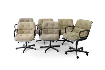 quatre chaises de bureau à accoudoirs, montées sur roulettes, alignées les unes à côté des autres