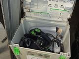 une boîte contenant tout un tas de matériel électrique