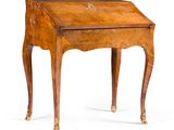 un petit bureau en bois avec un tiroir