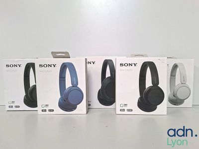 trois boîtes de casques Sony posées sur une table