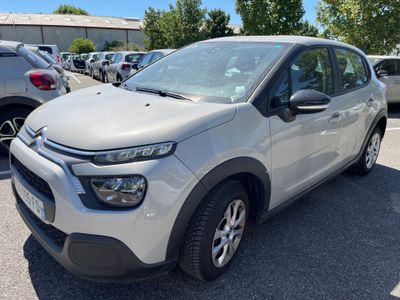 Une Citrole blanche est garée sur un parking